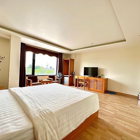 Dragon Airport Hotel Нойбай Экстерьер фото